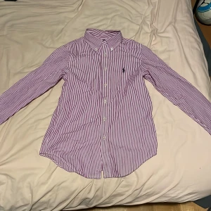 Polo ralph lauren skjorta - Väldigt bra skick använd typ 3 gånger, jag har inte använt den för jag tyckte inte jag passa i den, pris kan diskuteras, den är storlek m i barnstorlek