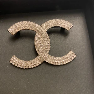 CHANEL liknande brosch - Supersnygg Chanel liknande brosch som ser äkta ut !! Den är i superbra skick och inga defekter som jag ser❣️❣️ material : metal