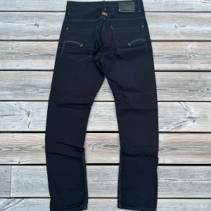 G star jeans  - G star raw jeans i cool modell och färg. Mycket bra skick. Storlek 31 33