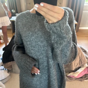 Stcikad tröja - Supermysig Grå stickad tröja  