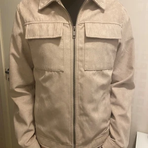 Overshirt Jack & Jones  - Hejsan, Säljer en Overshirt från Jack & Jones. NYTT PRIS 600kr! Knappt använd:) passar dig från 175-180cm.