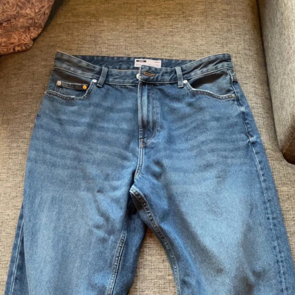 Säljer ett par bershka jeans i storlek 42 Aldrig använda pågrund av att de är förstora . Jeans & Byxor.