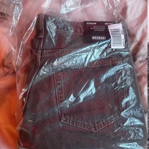 Weekday jeans - Weekday jeansen är helt oanvända. Jag har själv aldrig använt jeansen för att dom var för stora då jag köpte dom jag är 163 och har storlek xs eller s, dom var både för långa och för stora vid midjan