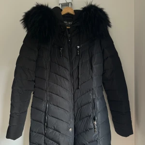 Hollies jacka  - Jackan är i bra skick och är i storlek M. 