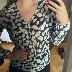 Söt Blus - Gullig blus som passar superbra till jeans !