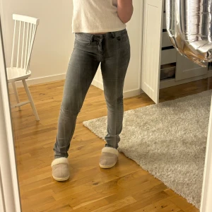 Jeans - Är 165, vet inte storlek men passar mig som har 36/38