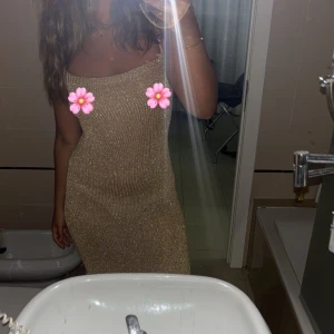Glittrig klänning - Trendig klittrig klänning  Bra till stranden, eller fest, lite genomskinlig  Helt oanvänd, prislapp kvar Köpt på marknad i Spanien för 50 euro  Jag är 165 cm 🫶