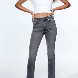Gråa jeans med slits, Zara - Säljer mina gråa jeans med slits från zara då jag tyvärr växter dem. Dem ser mer skinny ut än vad som är i verkligenheten då dem har en slits som gör att dem ser mer ut som bootcut💕💕midwaist