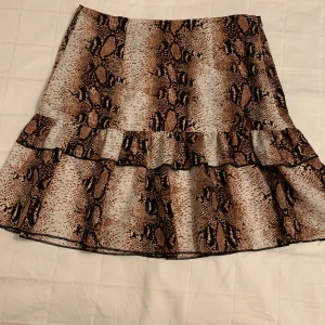 Fin kjol  - Ny utan prislapp i storlek 34