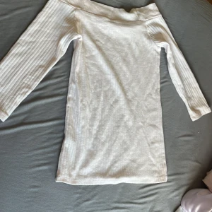 Rosa off shoulder topp - Jättefin rosa topp som funkar till både vardags och finare tillfällen. Den har inga tecken på användning. Pris kan diskuteras, använd fåtal gånger