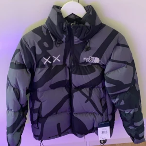 The North Face jacka - Helt ny med tags kvar. Storlek M men är väldigt liten i storleken därför säljs den.
