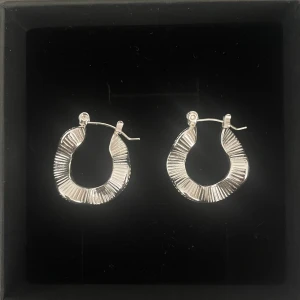 Bud To Rose örhängen  - Jätte fina silver örhängen från bud to rose. köpta för 500kr, säljer för 200kr💕💕 knappt använda