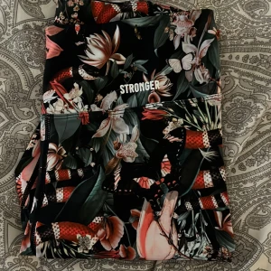 Stronger träningstights storlek S! - Jättefina stronger träningsbyxor som jag tyvärr inte kan använda då dom är för små för mig! 💗 (ordinarie pris 800kr)