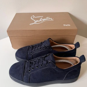 Christian Louboutin - Sneakers från Christian Louboutin. Storlek 41. Använda ett fåtal gånger, därmed mycket bra skick. Original box, kvitto, dustbag och paketeringspapper medföljer. Bara att höra av er vid funderingar✅