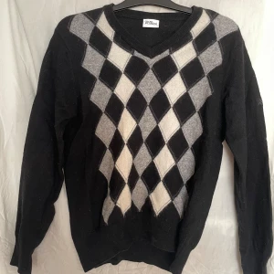 Oscar Jacobsson tröja  - Finstickad tröja. Bra skick men har katthår på sig, försöker ta bort så mycket jag kan. 