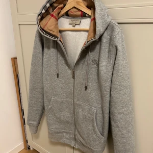 Burberry kofta - Säljer en fin Burberry kofta, helt oanvänd. Storlek M, skriv för intresse!