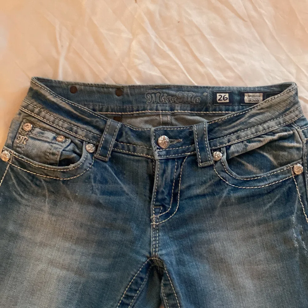 Köpte dem second hand men de var tyvärr lite för små. Jeansen är i väldigt fint skick. (Hon jag köpte dem av sa att de är nya utan prislapp och har själv inte använt dem) . Jeans & Byxor.