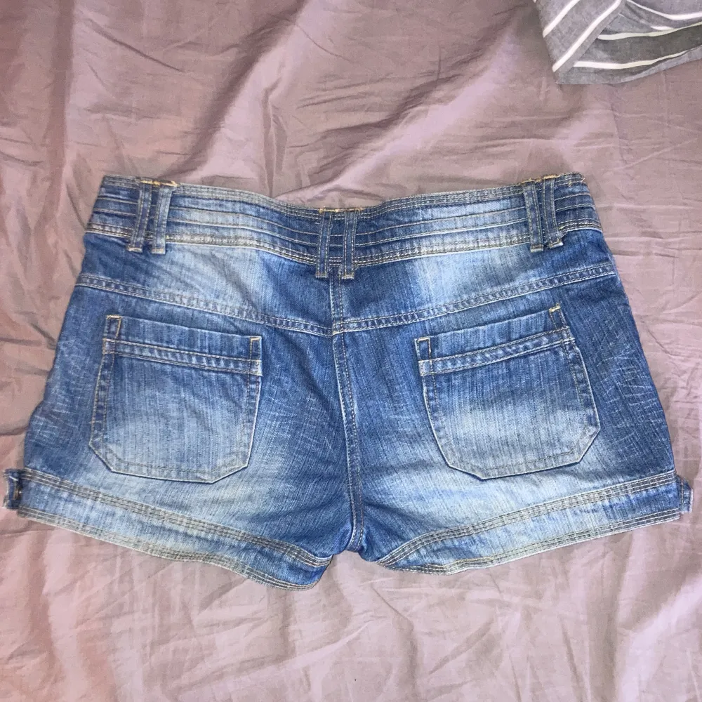 Vintage y2k lågmidjade jeans shorts med dubbelknäppning och knäppdetalj på sidan . Shorts.