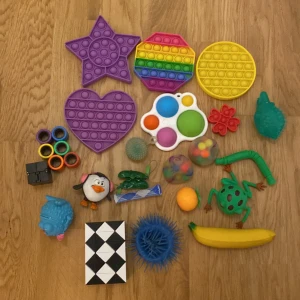 Fidget toys kit  - Jag har alldeles för många fidget toys som jag inte längre använder. I kitet ingår 23st olika fidget toys.