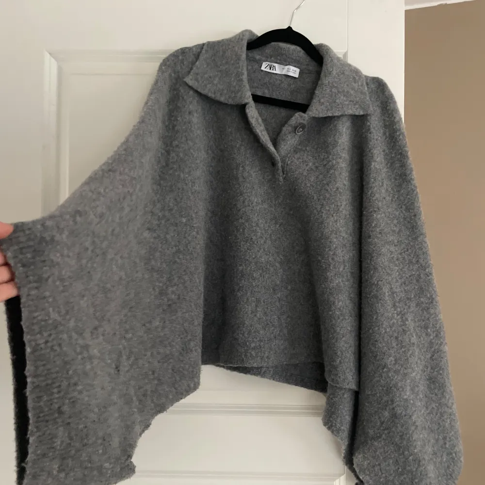 Stickad grå poncho från zara, jätteskönt material och säljer endast pg.a att grå inte är min färg🥰. Stickat.