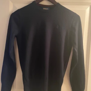 Polo sweatshirt  - En Parfekt polotröja som är marinblå slim fit i 100% bomull med en förhållande krage,tidlös design den är mjuk hållbar lätt att sköta