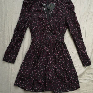 Maje klänning - Säljer denna fina Maje klänningen i storlek 34. Klänning  är lite skrynklig &men annars hel & fin. Skriv för fler bilder🤍(första bilden är lånad, men det är så den ser ut när den är strykt)