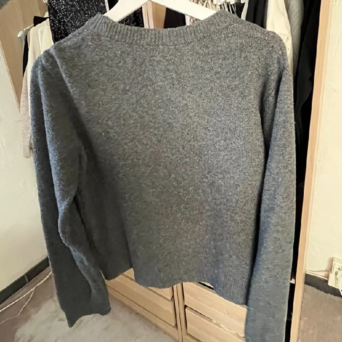 Grå stickad tröja från NELLY  - 91