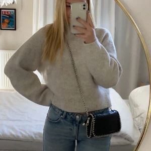 Beige stickad tröja från weekday - Beige stickad tröja från weekday🤍tröjan är i storlek M och är i bra skick💕