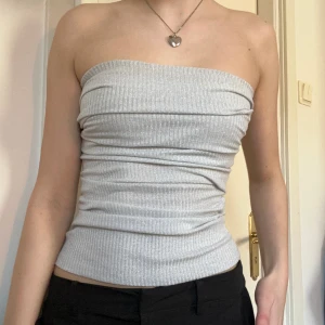 Silvrig fest topp - Mycket bra skick, använd några få gånger, storlek S men väldigt stretchig, från Zara!💖