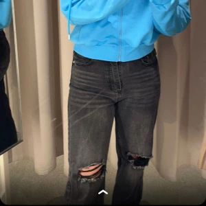 Svarta jeans - Svarta jeans med håll på knäna, rak modell