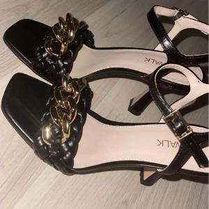 klackskor  - fina klackskor, klacken är ca 8cm. bara testade, säljer då dom inte passade. Priset kan sänkas