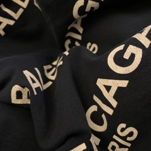 balenciaga tröja  - riktigt fin balenciaga tjocktröja i marinblå, gått ner i pris då lite av texten som ni ser på bilden försvunnit, passa på och hör av er!!🥰