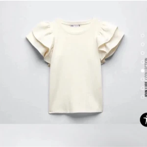 Topp - Söt topp med volang från Zara, den har kommit till användning väldigt få gånger och därför är den i jättebra skick
