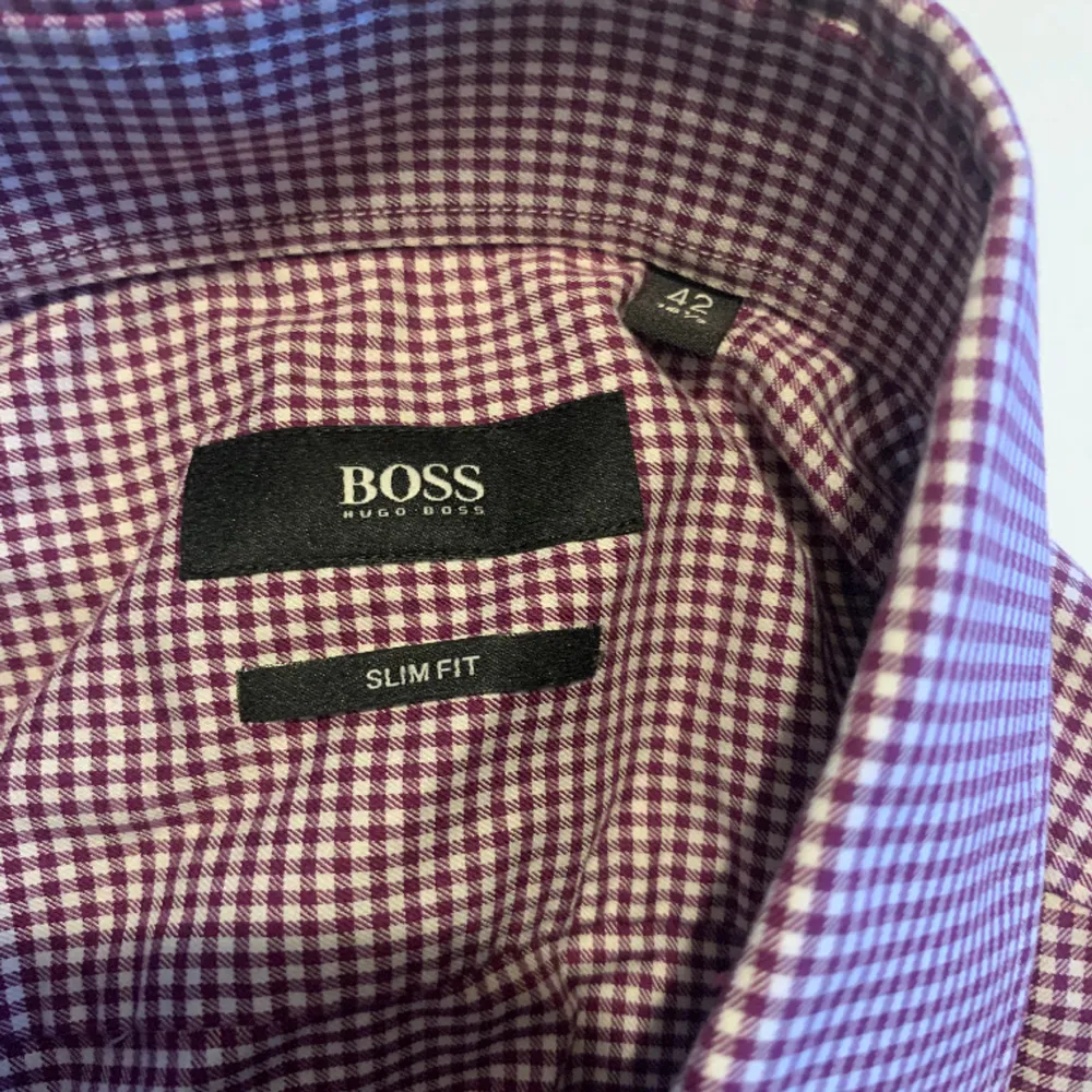 Snygg Hugo Boss skjorta i absolut nyskick. Storlek 16 1/2 eller 42 slimfit.. Skjortor.