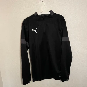 Puma tränigströja  - Träningströja från puma med halfzip