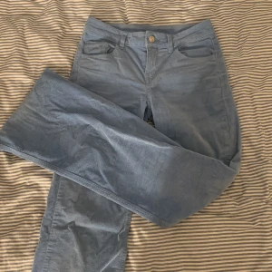 Manchester byxor  - Jättefina Manchester byxor som är både low waist och bootcut❤️ Skriv för fler bilder❤️