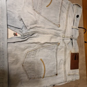 G star byxor - Ett par super sköna G Star byxor i storlek 33/32, ljusblåa, säljs för billig peng. En avfärgning som sysns på bild 3, dockninget som syns, därifrån priset. Vid frågor DM direkt.