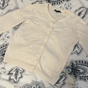 Vit långärmad tröja  - En skön och gräddvit långärmad tröja med fina knappar 🤍