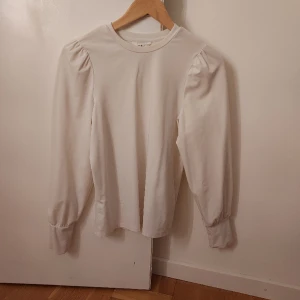 Blus - Stilren snygg blus med aning ballongärm