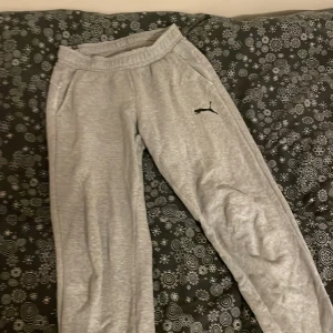Puma mjukisbyxor - Byxorna är i använt skick. Storlek M Skriv vid funderingar