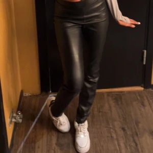 Lazer / skinnbyxor - Lazer byxor använt ändats 2/3 gånger ser helt ny ut, inga fläckar eller något sånt . Köpt för 300 säljs för 130kr❤️