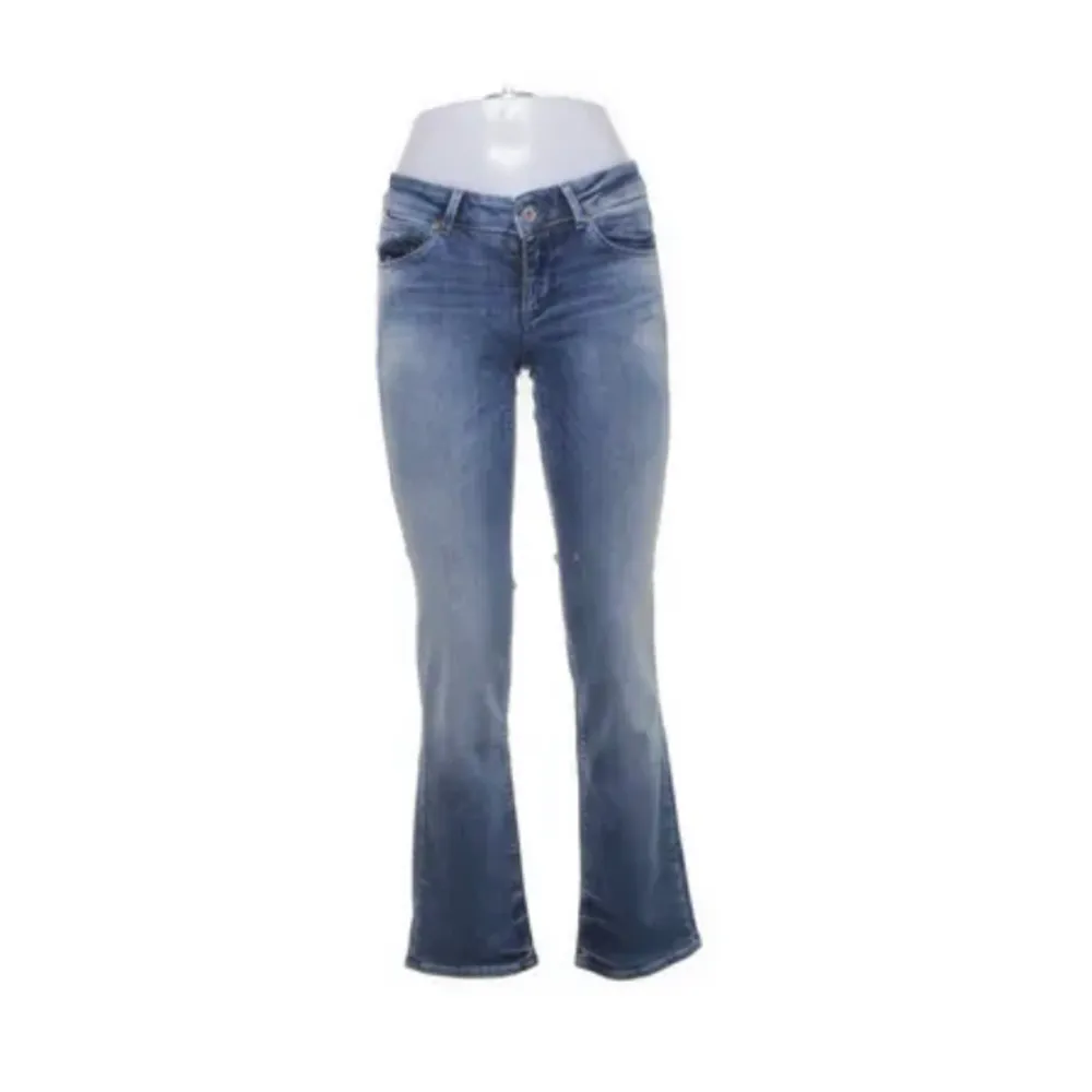 Säljer mina fina lågmidjade jeans från ONLY då dem inte används längre💗 Skriv gärna vid frågor💗. Jeans & Byxor.