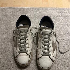 Golden goose - Golden goose storlek 42 Nypris 6000kr Mitt pris 2000kr Allt og följer med, skriv för mer bilder