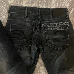 Lågmidjade g-star jeans - Lågmidjade g-star jeans med supersnygga fickor. Älskar verkligen tvätten på dessa jeans men dom har tyvärr aldrig kommit till användning då dom inte passar. Köpta på Sellpy.