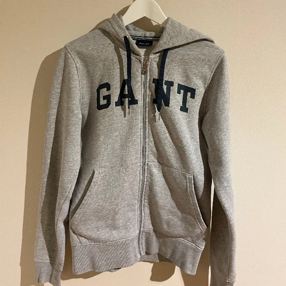 Säljer min Gant zip hoodie i bra skick. Säljer pga liten storlek. Vintage kofta som inte säljs mer utav.. Tröjor & Koftor.