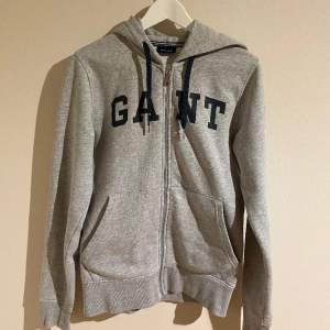 Säljer min Gant zip hoodie i bra skick. Säljer pga liten storlek. Vintage kofta som inte säljs mer utav.
