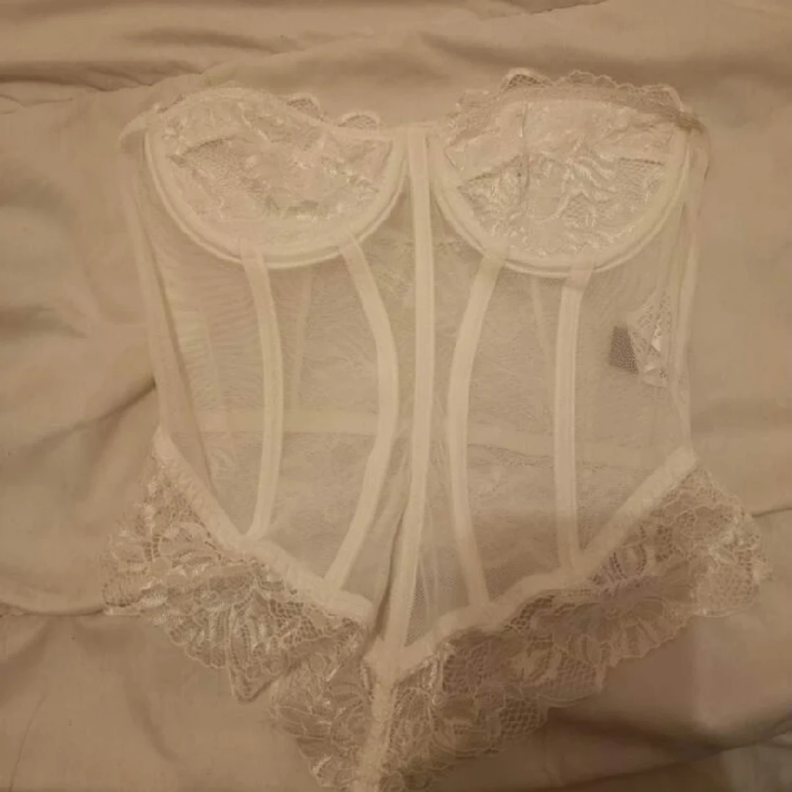 vit spetskorsett i storlek S