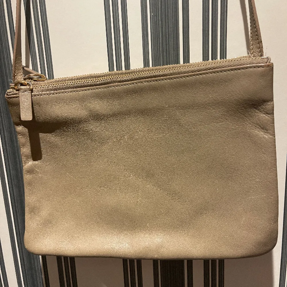 Väska som liknar Celine triobag, inte äkta men väldigt fin! Väldigt fin färg, i äkta skinn och man får mer mycket i väskan.. Väskor.