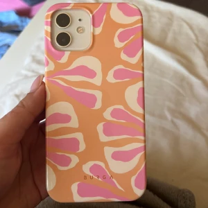 Burga, iphone 12 pro - Nyskick, knappt använd. Nypris 500kr.