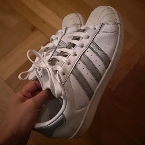 Adidas superstar stl 36,5 (37) - Använda en period, fortfarande i fint skick. Känns som 37or. Nypris 799kr 